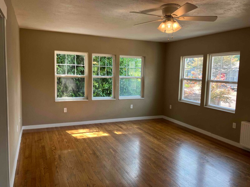 Building Photo - 235 Catron St N