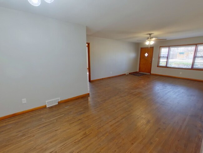 Building Photo - 2122 S Chautaqua