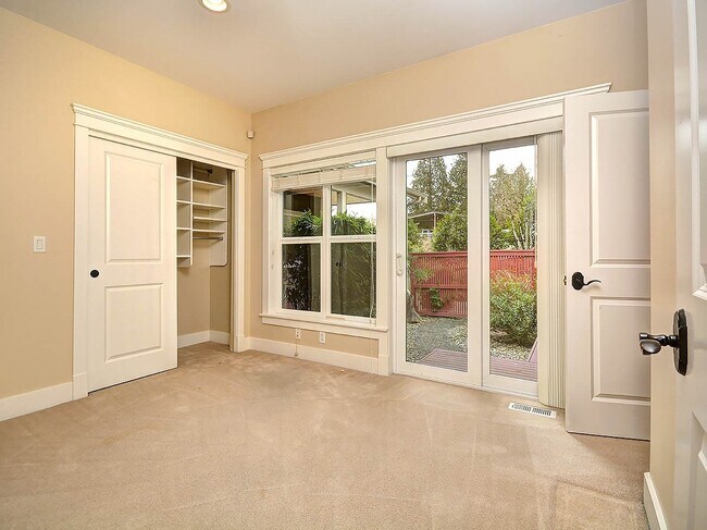 Building Photo - Amazing Kirkland Craftsman
