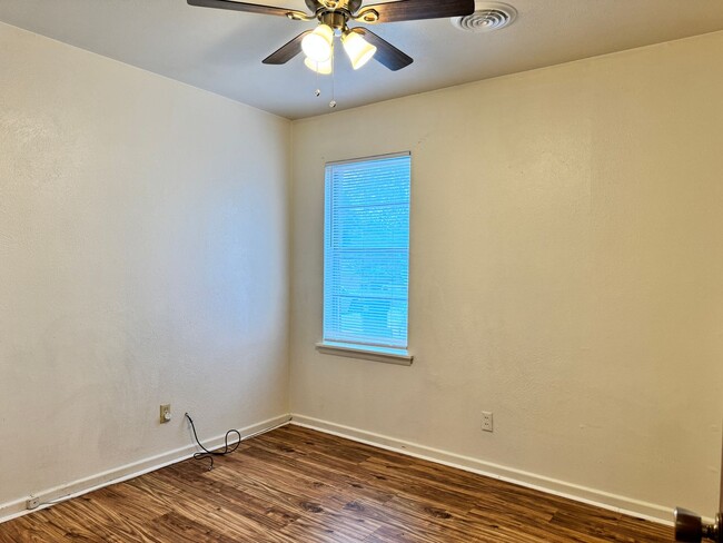 Building Photo - 2321 McKenzie Dr