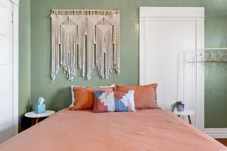 queen bed - 25 W 18th St