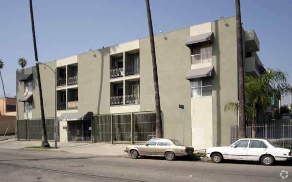 Building Photo - 935 S Mariposa Ave