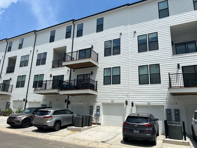 Building Photo - Luxury Condo in Raleigh - 3 beds|2.5 baths...