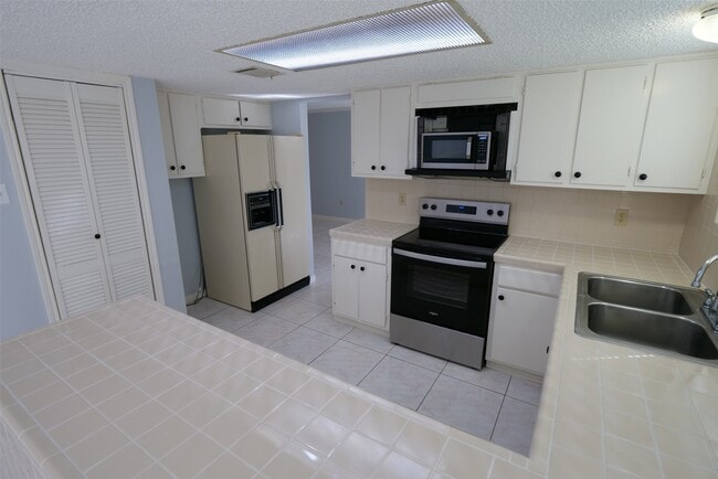 Building Photo - 19403 Long Lake Dr