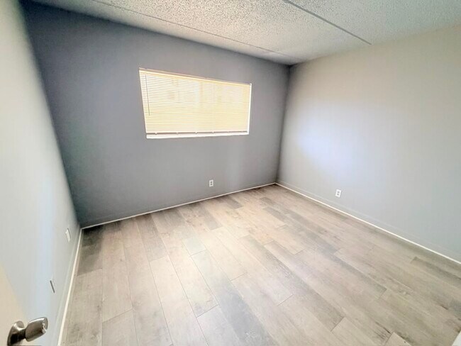 Building Photo - 1501 Crescent Cir