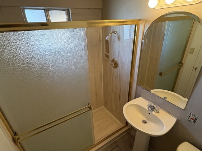 Building Photo - Great central location on cul-de-sac