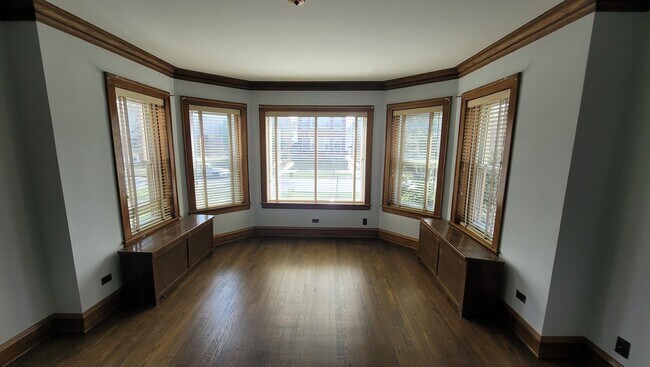 Building Photo - 5228 W Hutchinson St