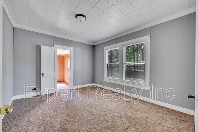 Building Photo - 608 5th Ave