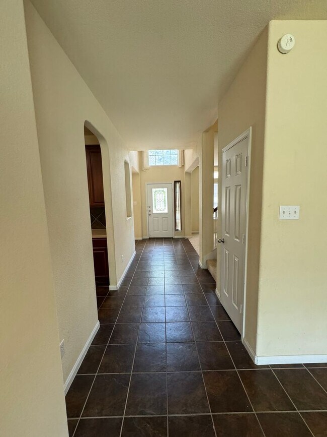Building Photo - Beautiful 2 Story 4 Bdrm 2.5 Bath With a Loft