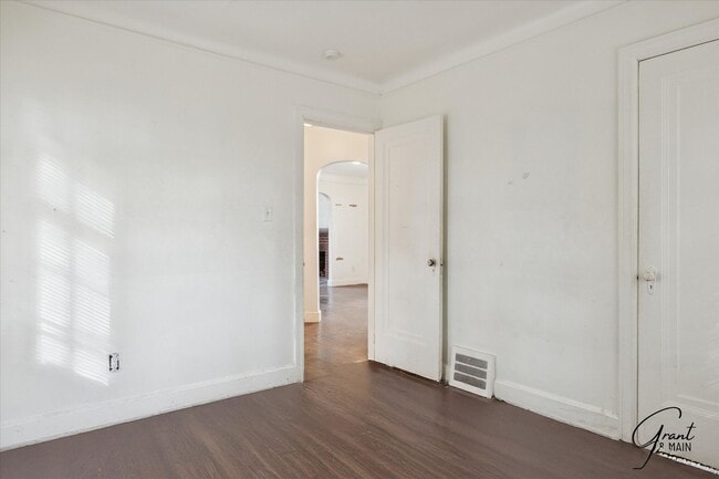 Building Photo - $1,200 - Large East Side 3 Bedroom