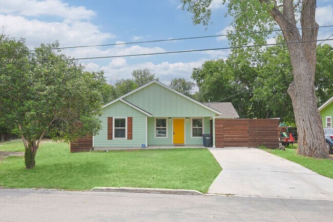 Primary Photo - Charming 3/2 Minutes from Downtown NBTX