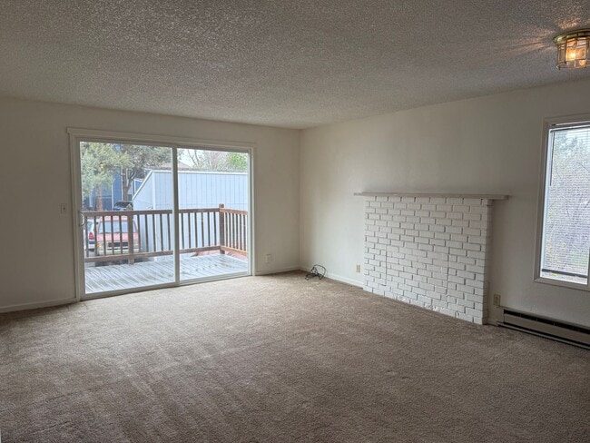 Building Photo - NE Bend 2bed/1.5bath Townhome Near St Charles with Garage