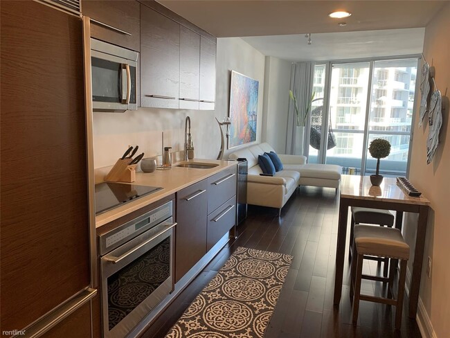 Building Photo - 1 br, 1 bath Condo - 495 Brickell Ave Apt ...