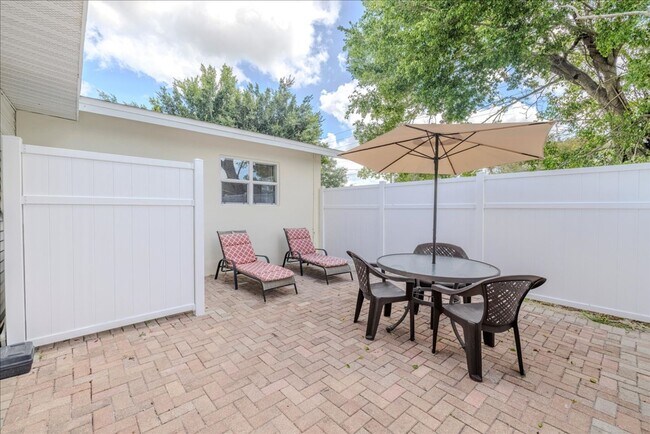 Building Photo - ANNUAL RENTAL - 3 Bed, 2 Bath Fully Furnished Home