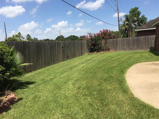 Building Photo - 3335 Southdown Dr