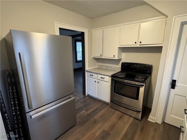 Building Photo - 767 Roscoe Ave