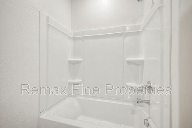 Building Photo - 1566 E Fletcher Dr