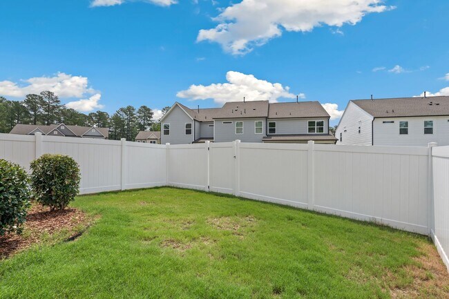 Building Photo - Available now! Spacious & beautiful 3 bedroom townhome!