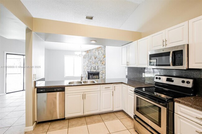 Building Photo - 899 Daffodil Dr