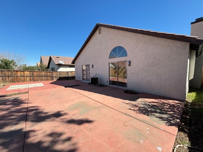 Building Photo - Single Story Palmdale Home