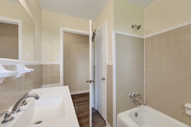 Building Photo - 573 Waldorf Dr