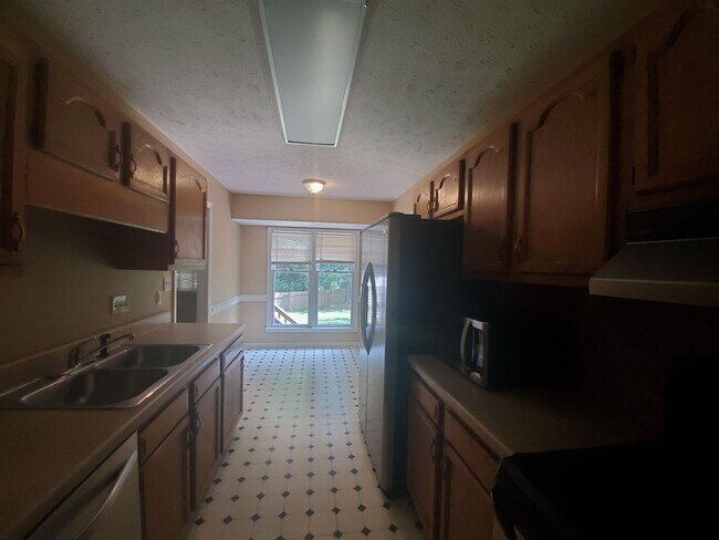 Building Photo - 5090 Summer Ridge Rd