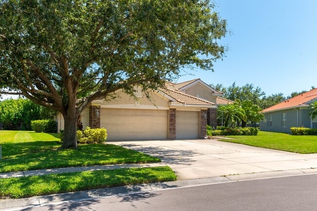 Building Photo - 4 Bed / 3 Bath Unfurnished Family Home wit...