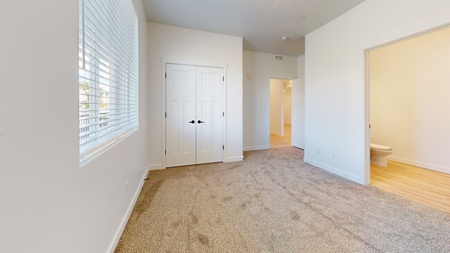 Building Photo - 1137 W 250 S