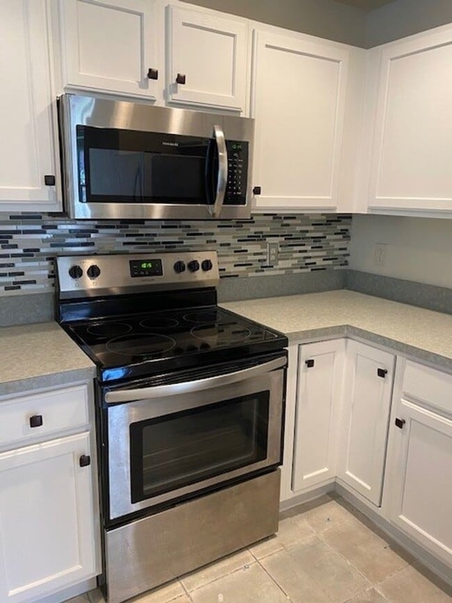 Building Photo - Welcome to this beautiful 3 bedroom, 2 bat...
