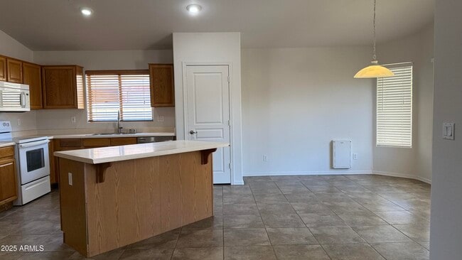 Building Photo - 734 E Iris Dr