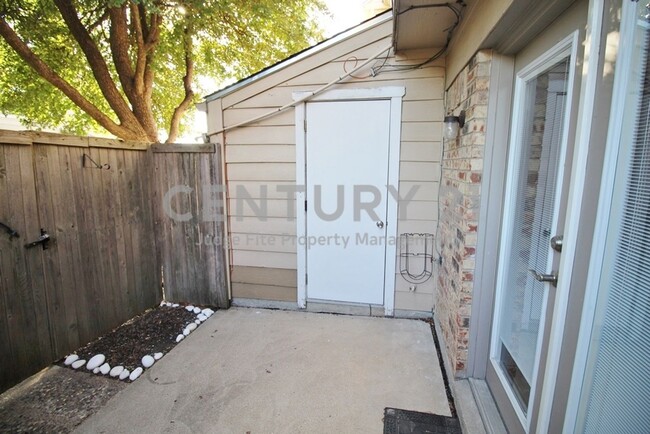 Building Photo - Cute & Clean 2-Story 2/1.5 Townhome in Gar...