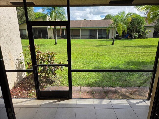 Building Photo - 460 Lakeview Dr