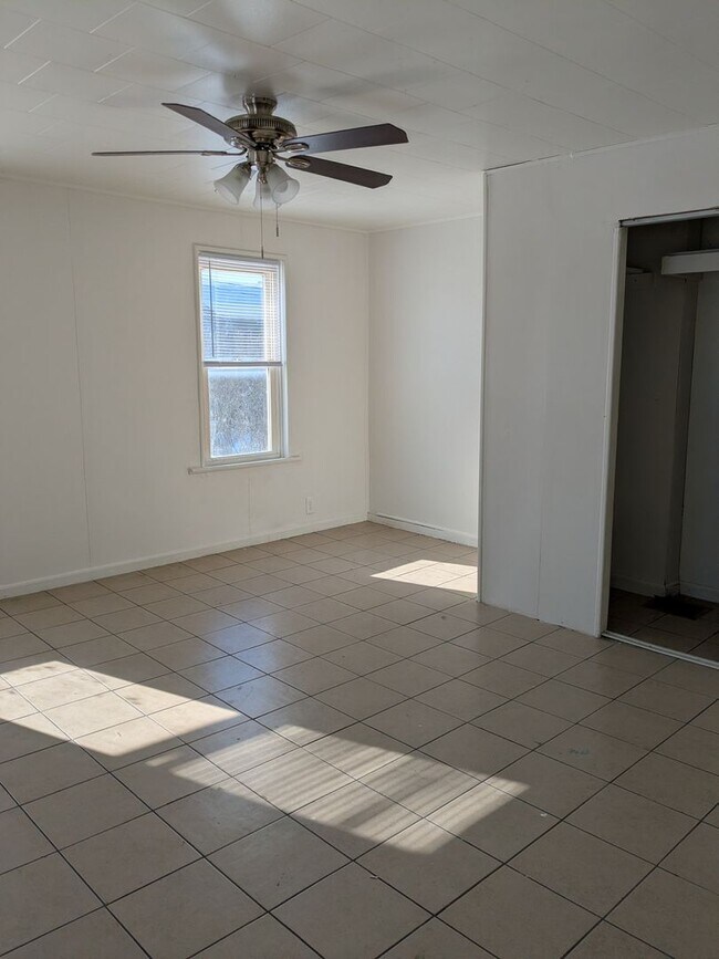 Building Photo - 2 bedroom 1 bath