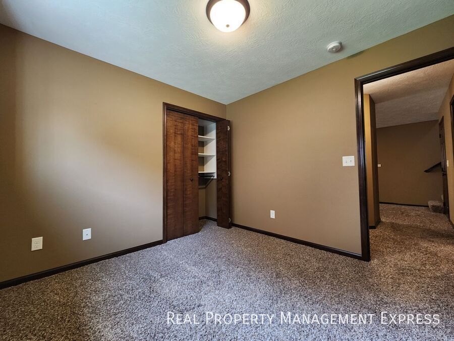 Building Photo - Modern 4 Bedroom 2 Bathroom Twin-Home in Tea