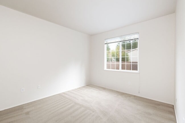 Building Photo - Beautifully Updated 2 Bedroom 2 Bath Sammamish Condo in Sundance at Klahanie!