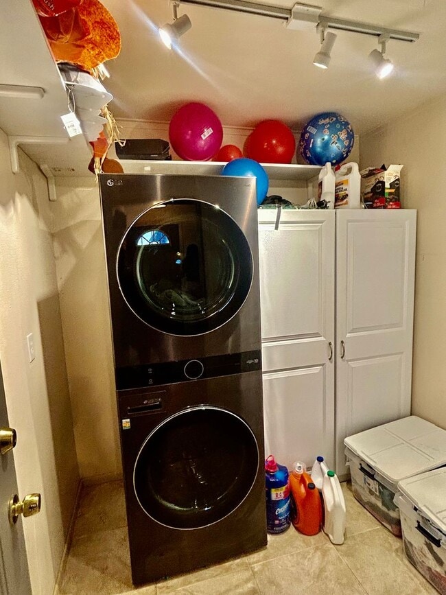 Building Photo - Spacious Foothills Retreat