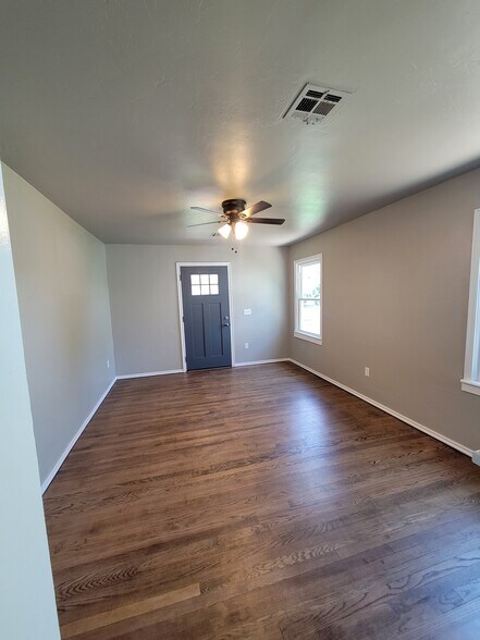 Living room - 504 N Marshall Dr