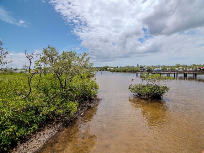 Building Photo - Waterfront Penthouse Living – Luxury 3 Bedroom / 2 Bath Condo on the Water