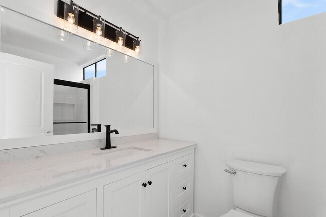 Building Photo - Newly Remodeled 2 Bed, 2 Bath Apartment in Valley Village!