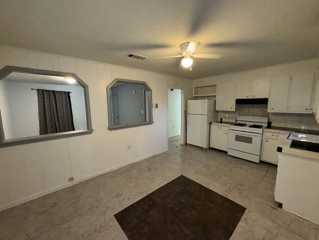 Building Photo - 5680 Queen Mary Ln