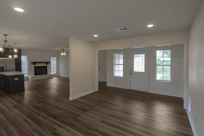 Building Photo - 5897 Somerset Dr