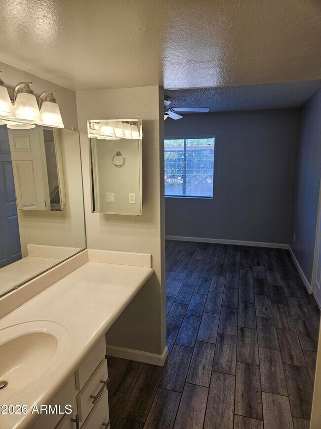 Building Photo - 3818 E Earll Dr