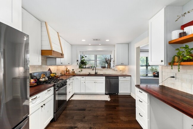 Building Photo - 2710 Colonial Dr