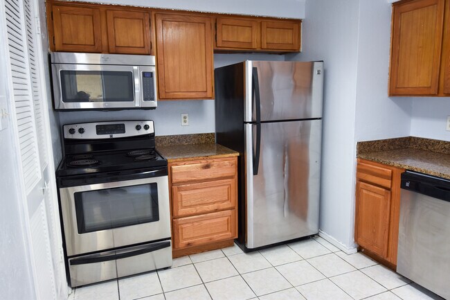 Building Photo - 4908 Oak Blf