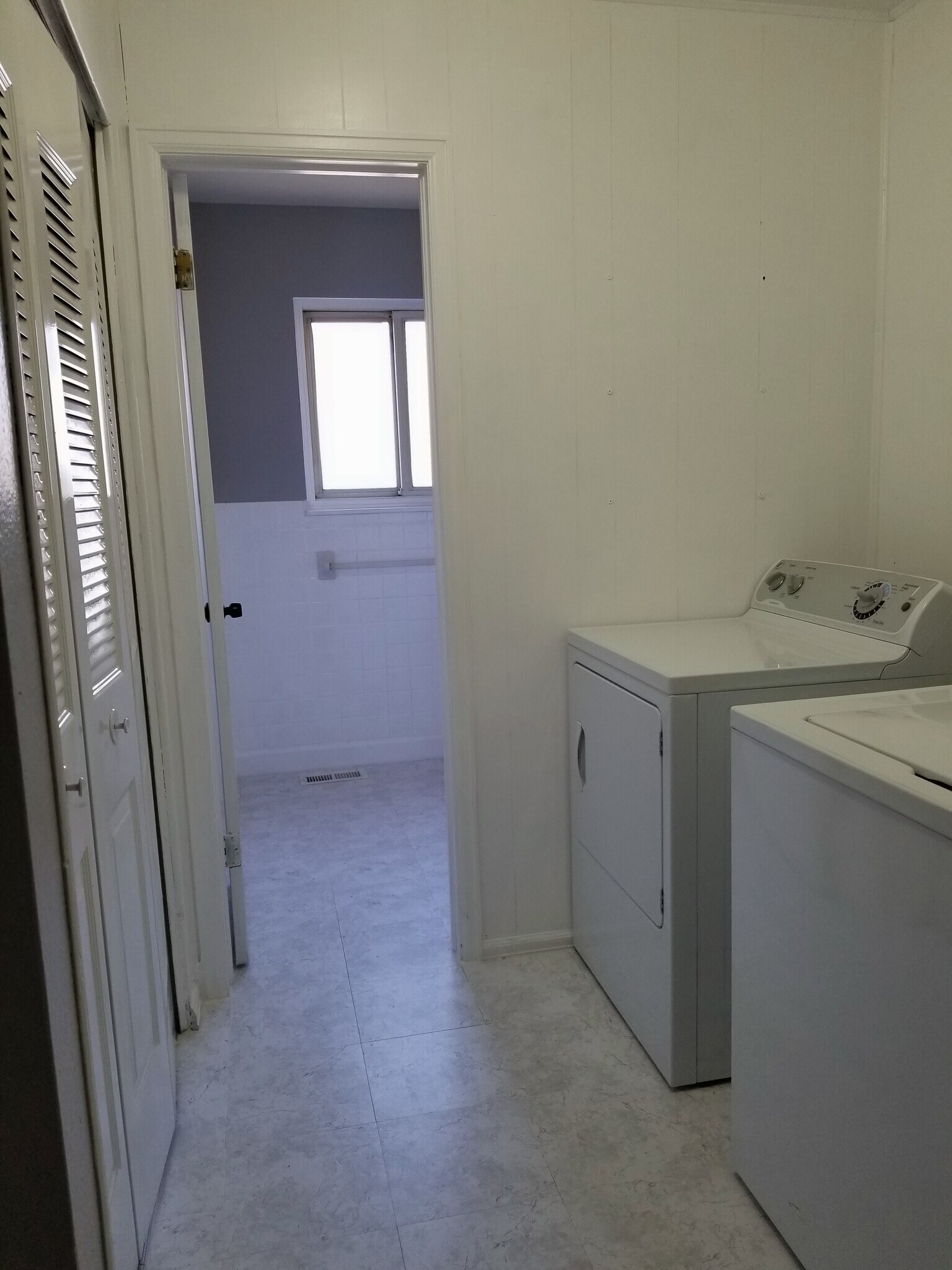 Laundry room - 9725 Fillmore St
