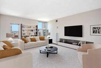 Building Photo - 1 bedroom in Chicago IL 60610