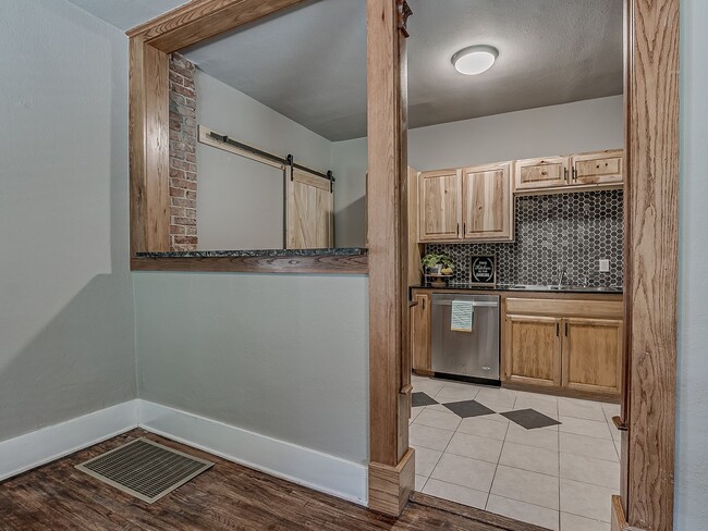 Building Photo - Charming Updated Mesta Park Duplex - New S...