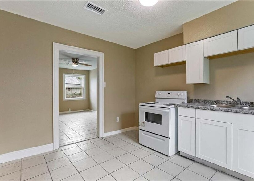 Building Photo - 822 Sumner St