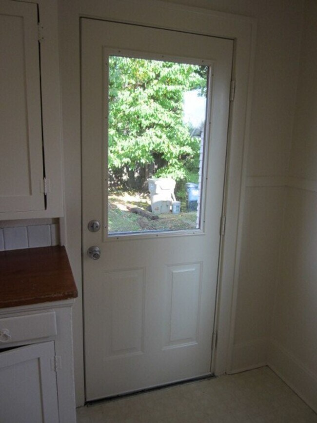 Building Photo - Cute Newley Remodeled 3 BD in Aloha!!