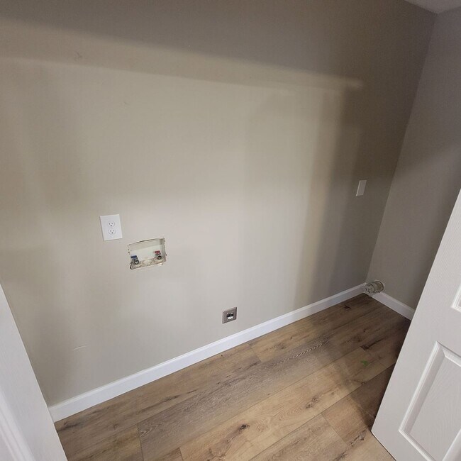 Building Photo - 3/2 Single Family- Full Unfinished Basement- Renovated House